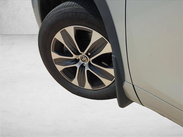 Used 2021 Toyota Highlander XLE AWD/4WD image 10