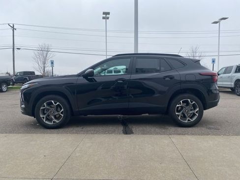 Used 2025 Chevrolet Trax LT image 8