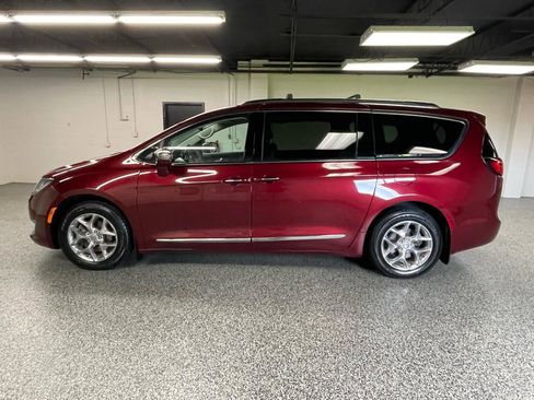 Used 2017 Chrysler Pacifica Limited FWD image 9