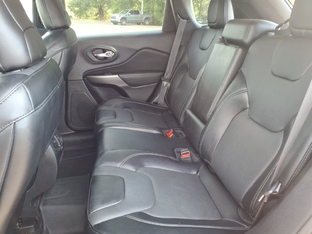 Used 2022 Jeep Cherokee Latitude Lux w/ Mopar Interior Package FWD image 15