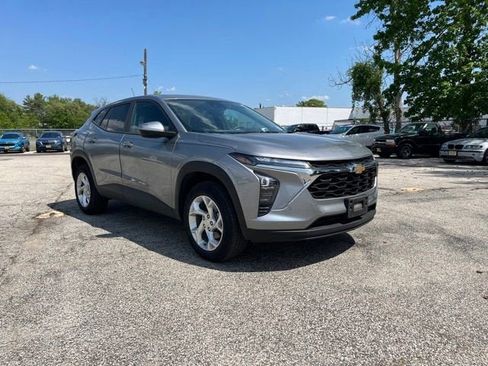 Used 2025 Chevrolet Trax LS w/ LS Convenience Package FWD image 4