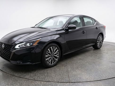 Used 2025 Nissan Altima 2.5 SV FWD image 3