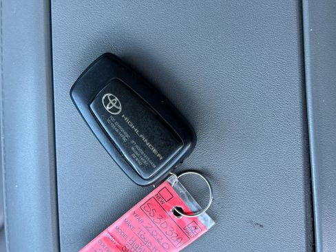 Used 2020 Toyota Highlander XLE image 20