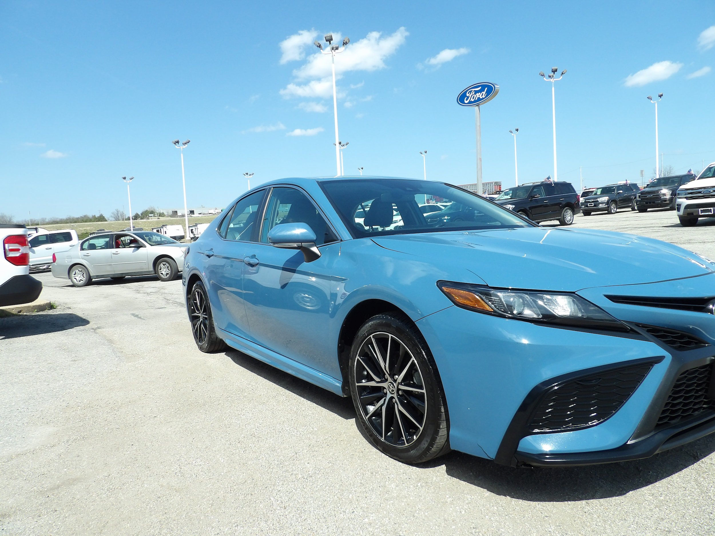 Used 2024 Toyota Camry SE w/ Cold Weather Package FWD image 4