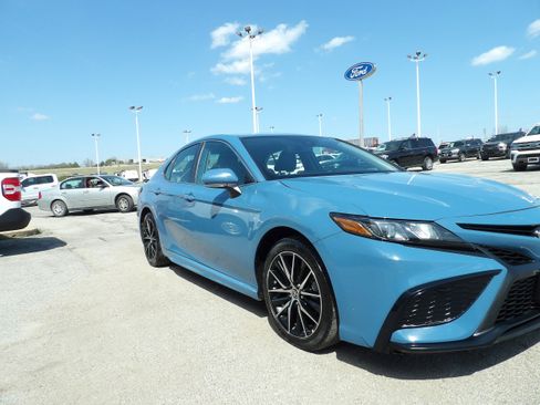 Used 2024 Toyota Camry SE w/ Cold Weather Package image 4