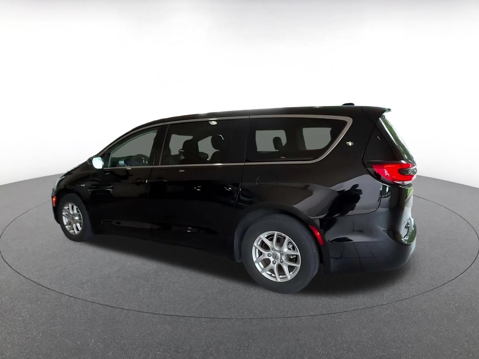 Used 2024 Chrysler Pacifica Touring-L FWD image 8