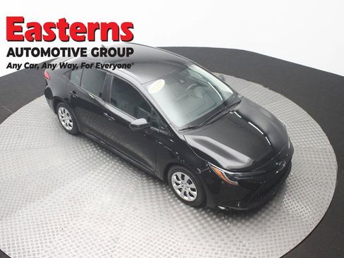 Used 2022 Toyota Corolla LE FWD image 3