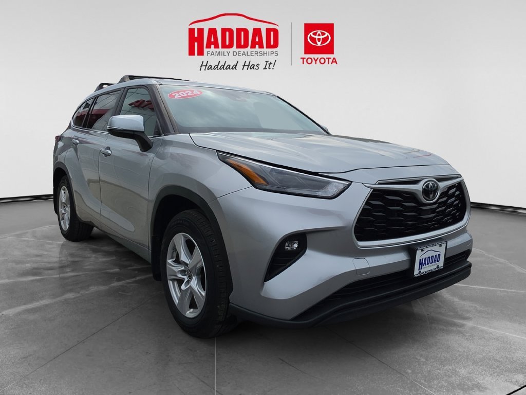 Used 2024 Toyota Highlander LE AWD/4WD image 8