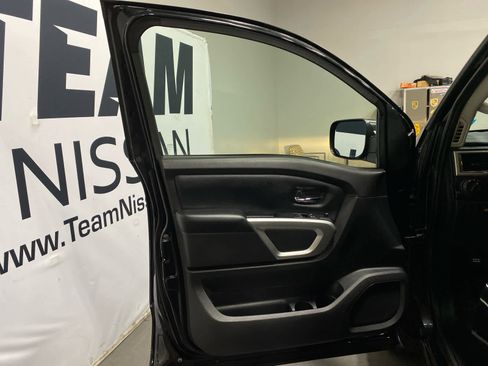 Used 2018 Nissan Titan SV image 9