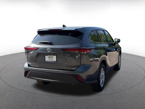 Used 2025 Toyota Highlander LE FWD image 12