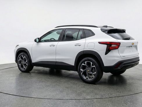 Used 2025 Chevrolet Trax LT FWD image 6