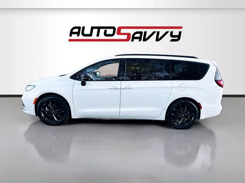 Used 2025 Chrysler Pacifica Limited image 4