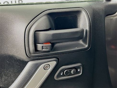 Used 2017 Jeep Wrangler Unlimited Sahara w/ Connectivity Group image 9