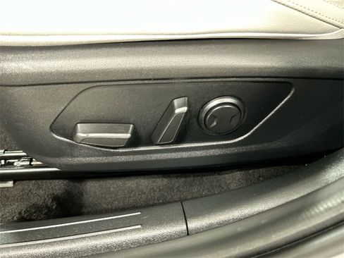 Used 2023 Hyundai Elantra Limited w/ Preferred Accessory Package image 10