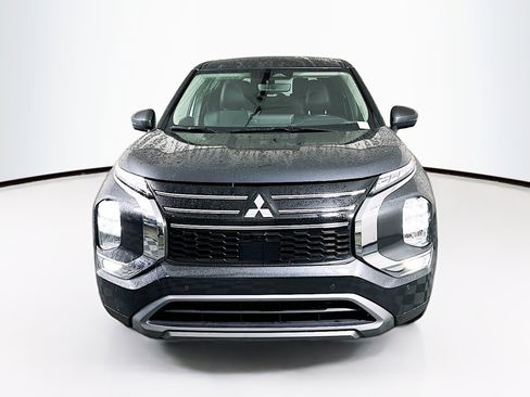 Used 2025 Mitsubishi Outlander SE image 2
