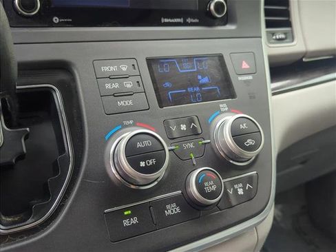 Certified 2019 Toyota Sienna XLE FWD image 22