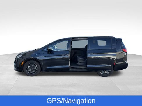 Used 2023 Chrysler Pacifica Touring-L w/ Uconnect Theater Family Group image 14