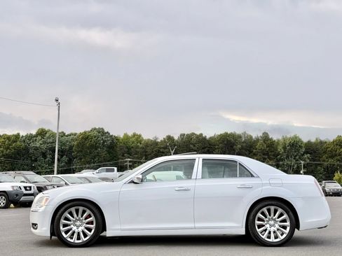 Used 2014 Chrysler 300 C RWD image 17