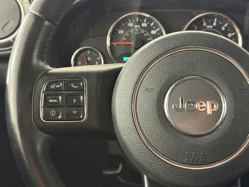 Used 2015 Jeep Wrangler Unlimited Rubicon w/ Connectivity Group AWD/4WD image 12