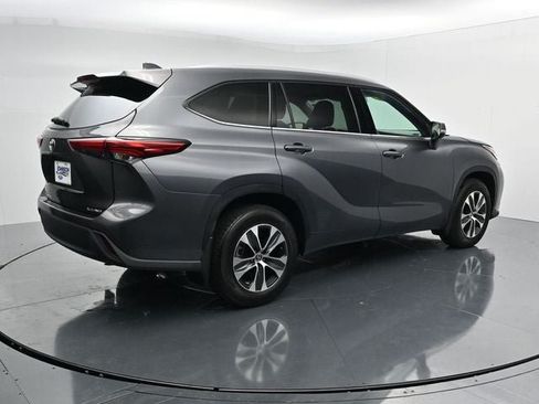 Used 2022 Toyota Highlander XLE AWD/4WD image 10