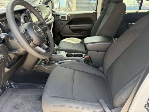 Used 2023 Jeep Gladiator Sport AWD/4WD image 11