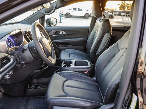 New 2026 Chrysler Pacifica Select w/ S Appearance Package image 18