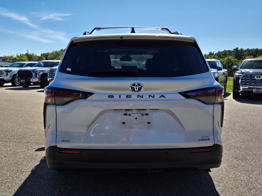 Used 2023 Toyota Sienna XLE AWD/4WD image 4