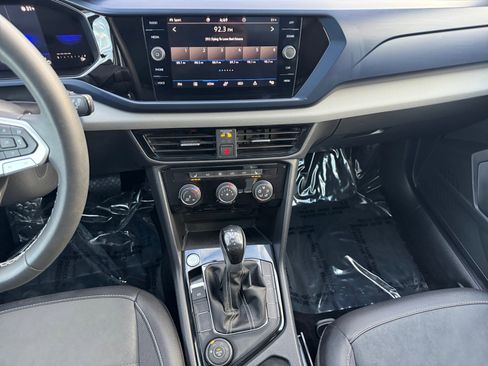 Used 2023 Volkswagen Taos SE w/ Panoramic Sunroof Package image 4