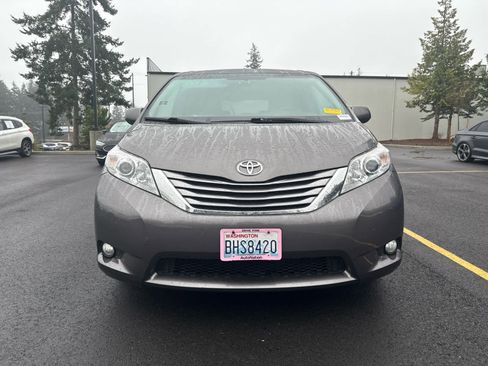 Used 2017 Toyota Sienna XLE image 2