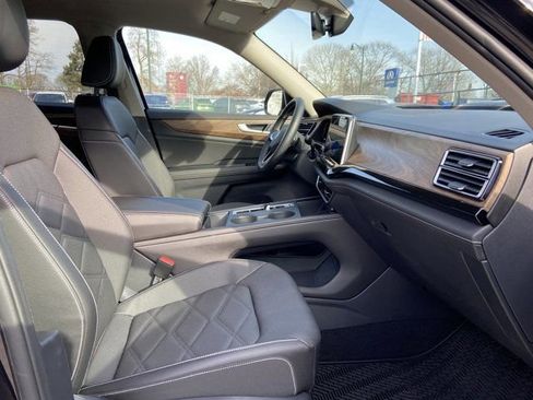 Used 2025 Volkswagen Atlas SE image 27