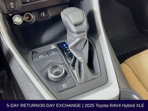 Used 2025 Toyota RAV4 XLE AWD/4WD image 22