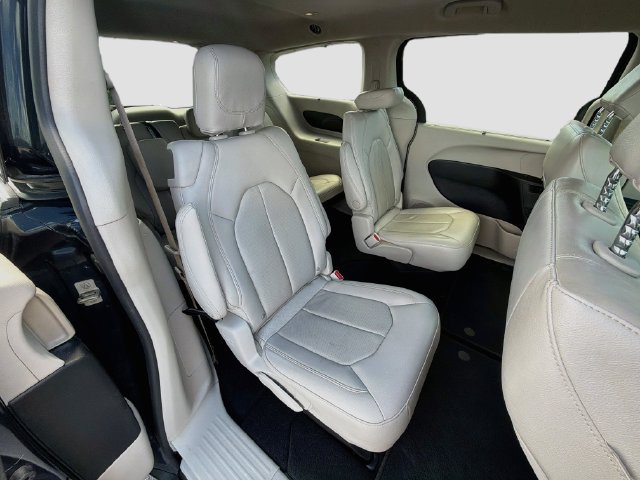 Used 2021 Chrysler Pacifica Touring-L FWD image 28