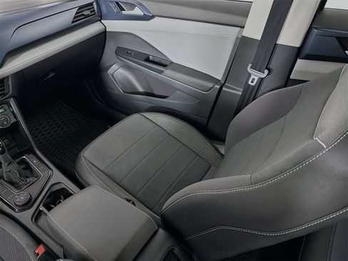 Used 2024 Volkswagen Taos SE w/ Panoramic Sunroof Package image 24