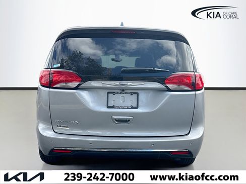 Used 2020 Chrysler Pacifica Touring-L image 4