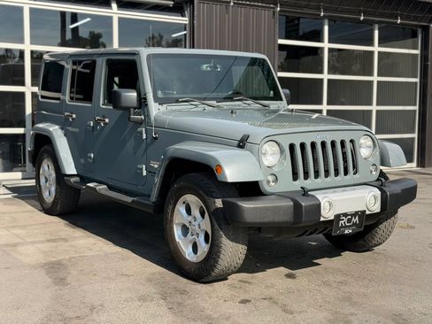 Used 2014 Jeep Wrangler Unlimited Sahara w/ Connectivity Group AWD/4WD image 3