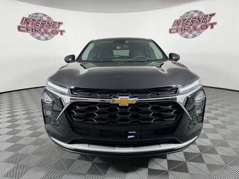 Used 2025 Chevrolet Trax LS image 2