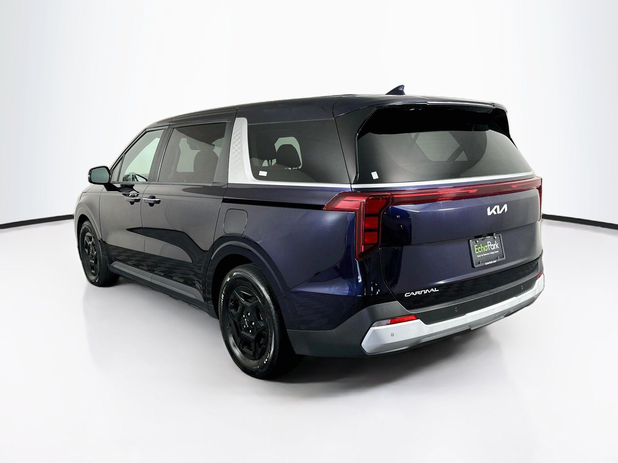 Used 2025 Kia Carnival FWD image 5