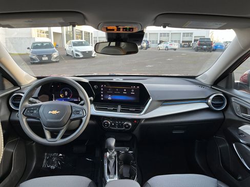 Used 2025 Chevrolet Trax LT image 31