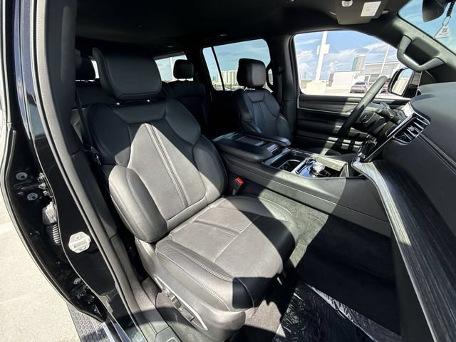 Used 2023 Jeep Wagoneer Series III w/ Preferred Equipment Group RWD image 27
