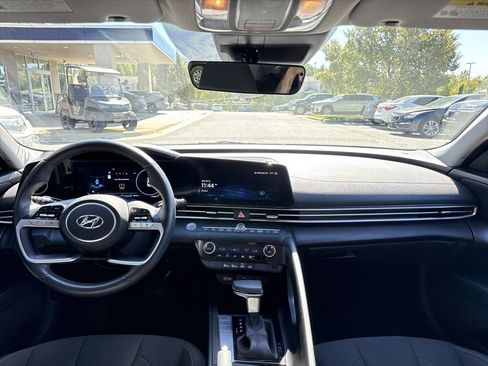 Used 2024 Hyundai Elantra SEL image 21