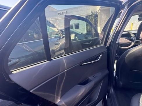 Used 2025 Kia Niro EX FWD image 8