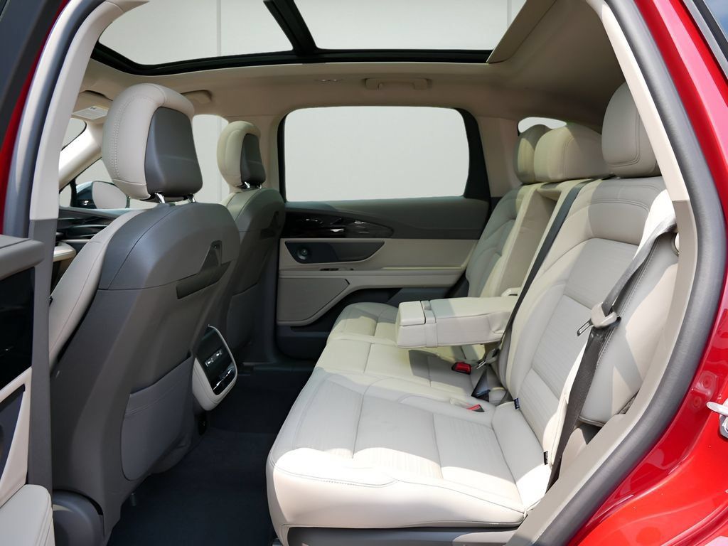Used 2025 Lincoln Nautilus Reserve AWD/4WD image 11