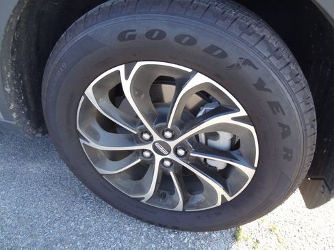 Used 2025 Lincoln Nautilus Premier AWD/4WD image 16