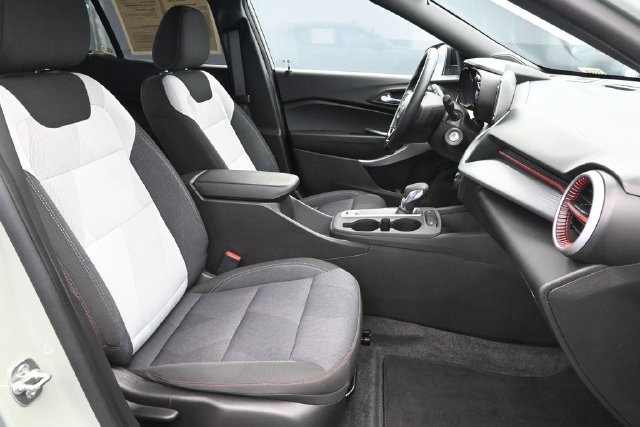 Used 2024 Chevrolet Trax RS FWD image 31