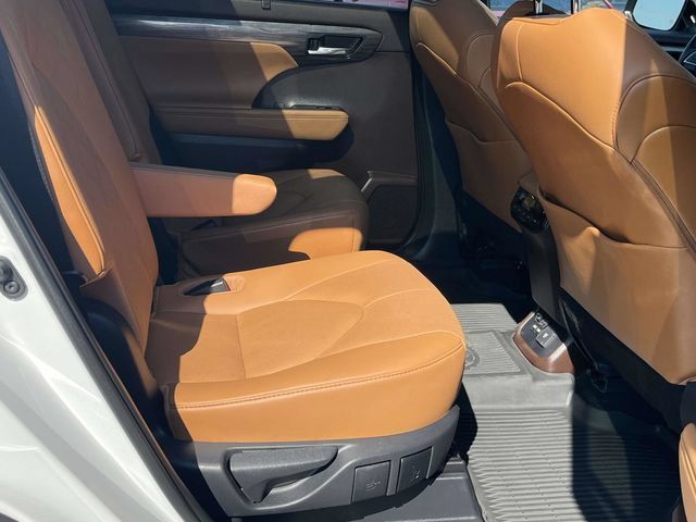 Used 2021 Toyota Highlander Platinum AWD/4WD image 24