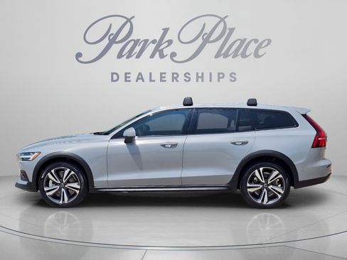 Used 2024 Volvo V60 B5 Cross Country Plus w/ Protection Package Premier AWD/4WD image 2