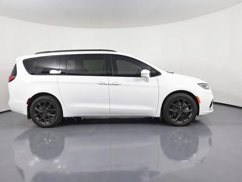 Used 2022 Chrysler Pacifica Limited w/ S Appearance Package AWD/4WD image 16