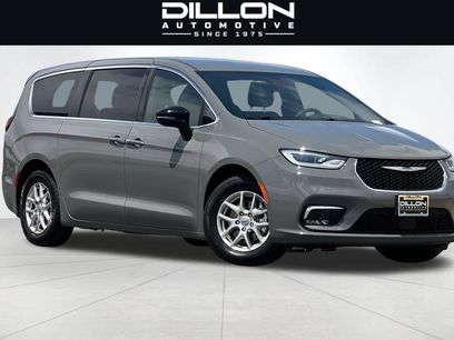 Used 2025 Chrysler Pacifica Select