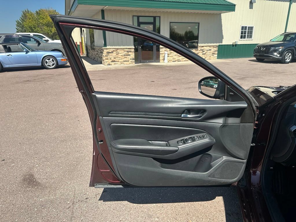 Used 2025 Nissan Altima 2.5 SV AWD/4WD image 11