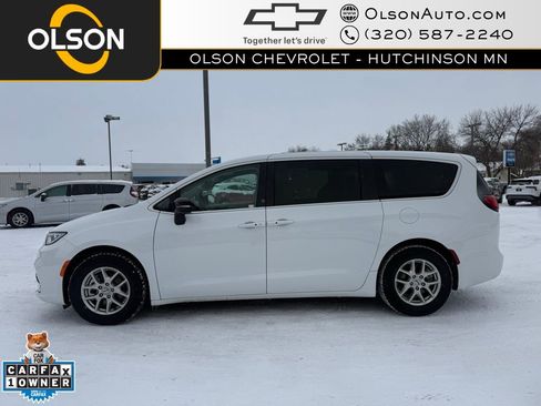 Used 2024 Chrysler Pacifica Touring-L image 2